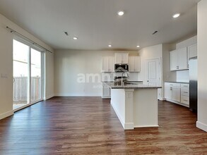 9253 Shootingstar St SE in Tumwater, WA - Foto de edificio - Building Photo