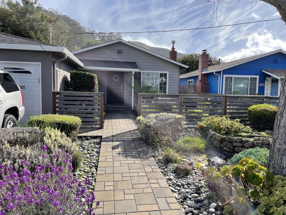 1676 Toledo Ct in Pacifica, CA - Building Photo