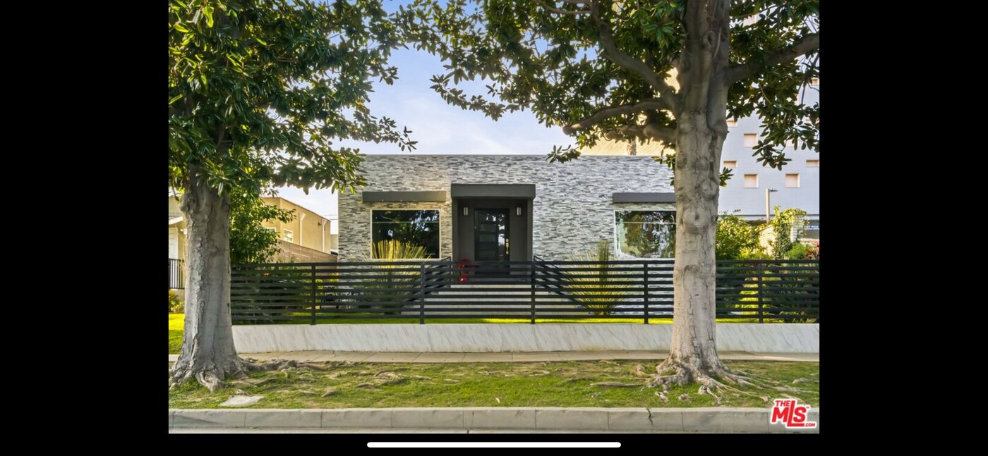 10915 Ayres Ave in Los Angeles, CA - Foto de edificio