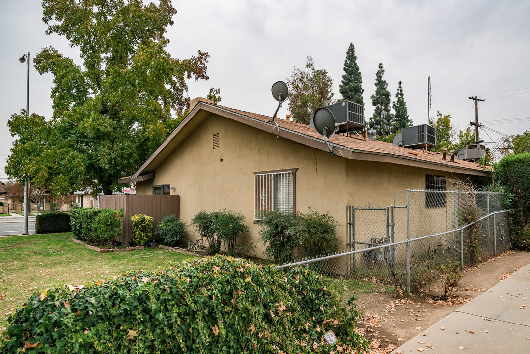 Tri-Plex Well Maintained by Sam's Deli- 7 CAP in Fresno, CA - Building Photo