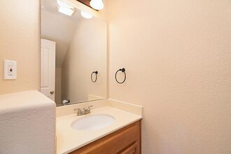 302 La Soledad Way in Oceanside, CA - Building Photo - Building Photo