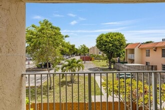4900 NW 79th Ave in Doral, FL - Foto de edificio - Building Photo