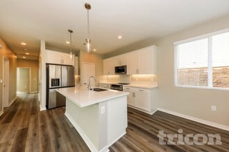 680 Susanne St in Corona, CA - Foto de edificio - Building Photo