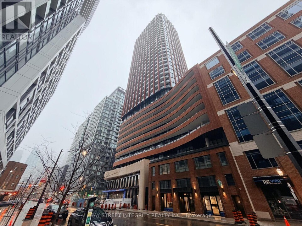 180 Front St E in Toronto, ON - Building Photo