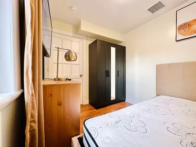 Furnished room/NOT APARTMENT, Unit 1 in Queens, NY - Foto de edificio - Building Photo