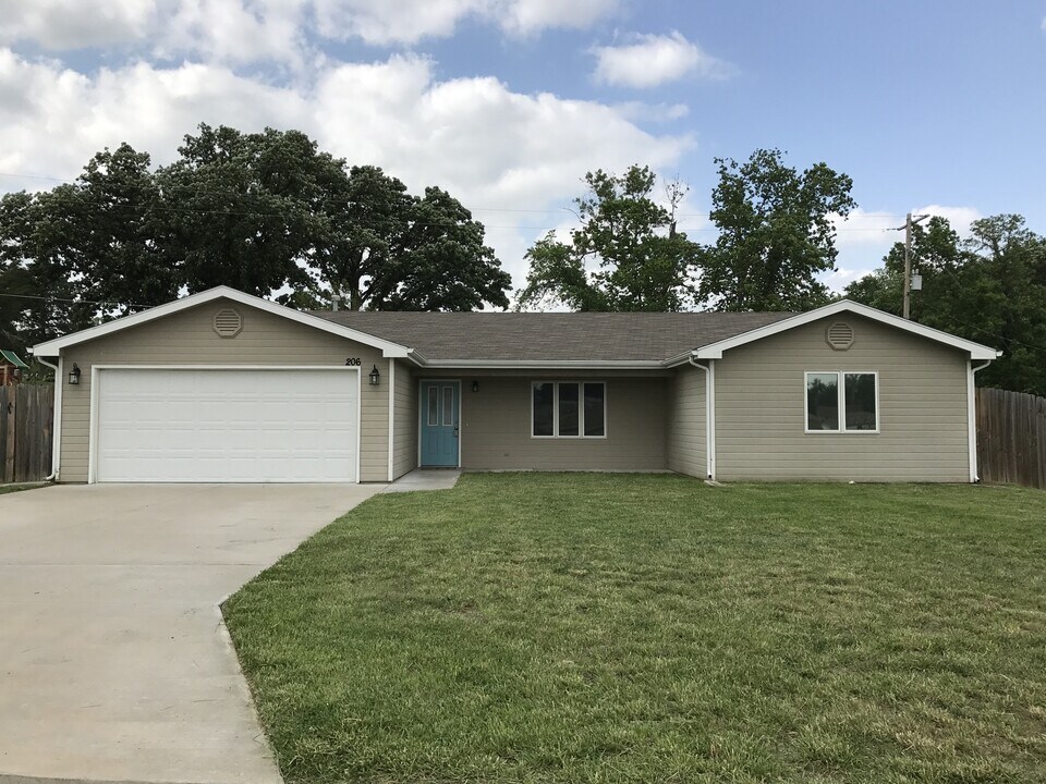 206 William Dr in Ogden, KS - Building Photo