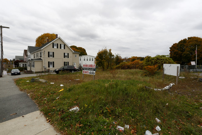 27 Montvale Ave in Woburn, MA - Foto de edificio - Building Photo