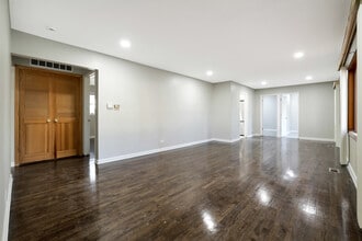 75 Carthage Ln in Hoffman Estates, IL - Building Photo - Building Photo