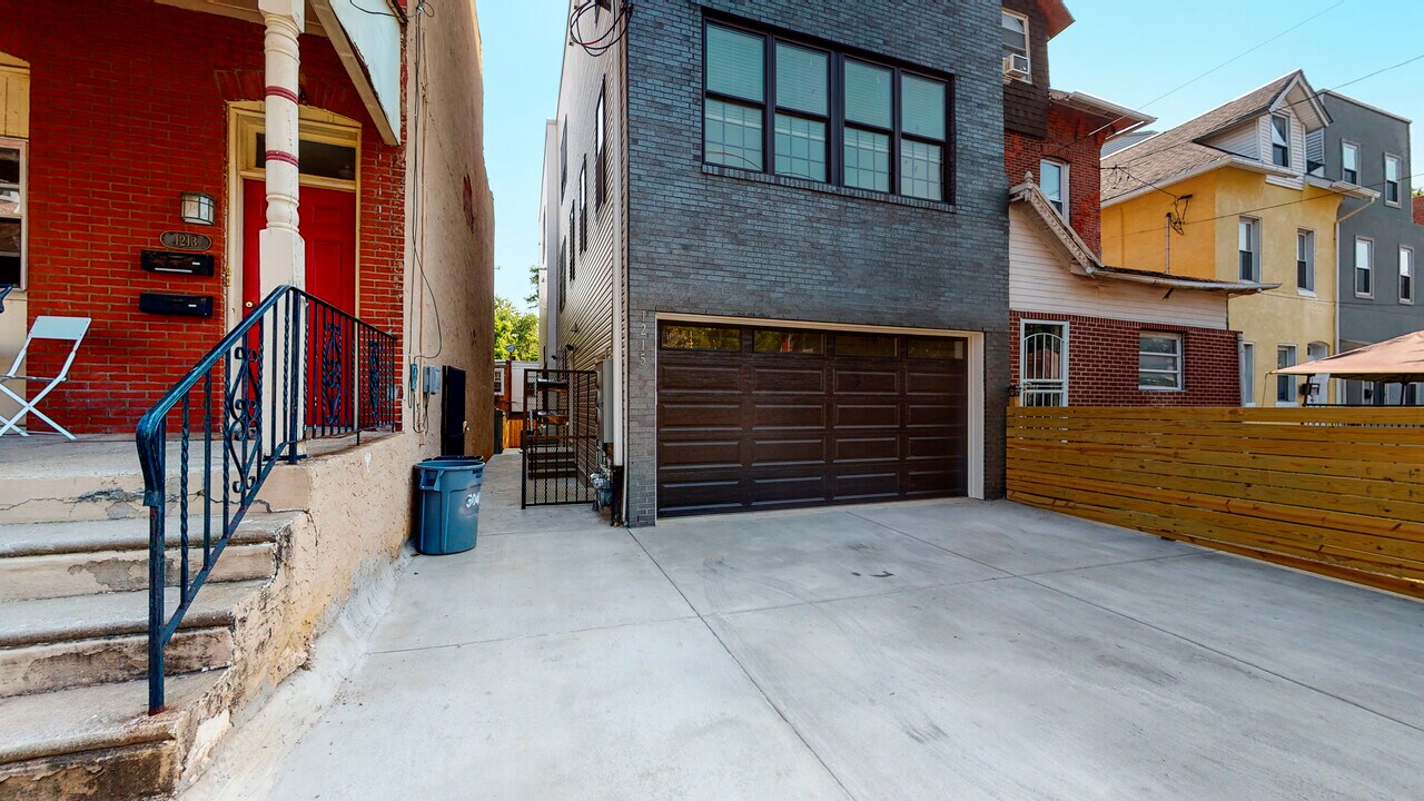 1215 S 46th St in Philadelphia, PA - Building Photo
