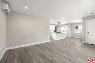 121 W Elm Ave in Fullerton, CA - Building Photo - Building Photo