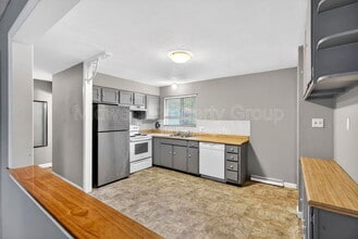 8 Kathleen Ct in Florissant, MO - Building Photo - Building Photo
