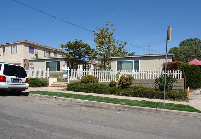 2062-2072 Oliver Ave in San Diego, CA - Building Photo - Building Photo