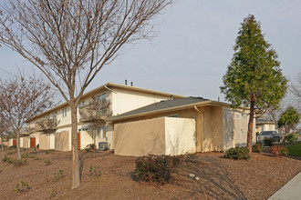 Hanford Apartments in Hanford, CA - Foto de edificio - Building Photo