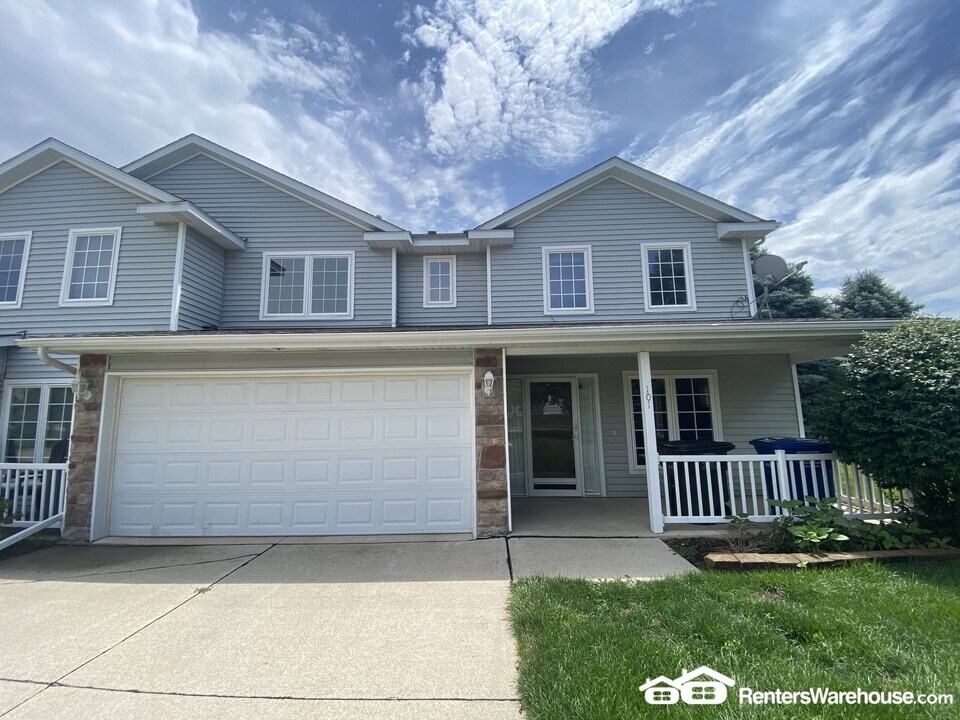 2100 Meadow Chase Ln in Des Moines, IA - Building Photo