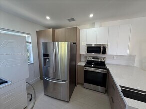 1045 SW 8th Ave in Miami, FL - Building Photo - Building Photo