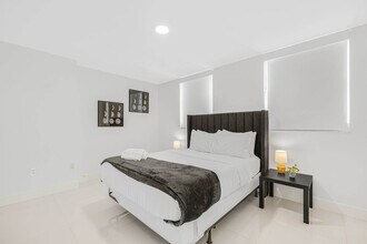 1200 Brickell Bay Dr in Miami, FL - Building Photo - Building Photo