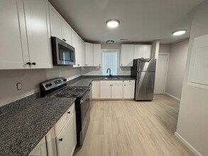 1075 Jenkins Rd in Charleston, SC - Building Photo - Building Photo