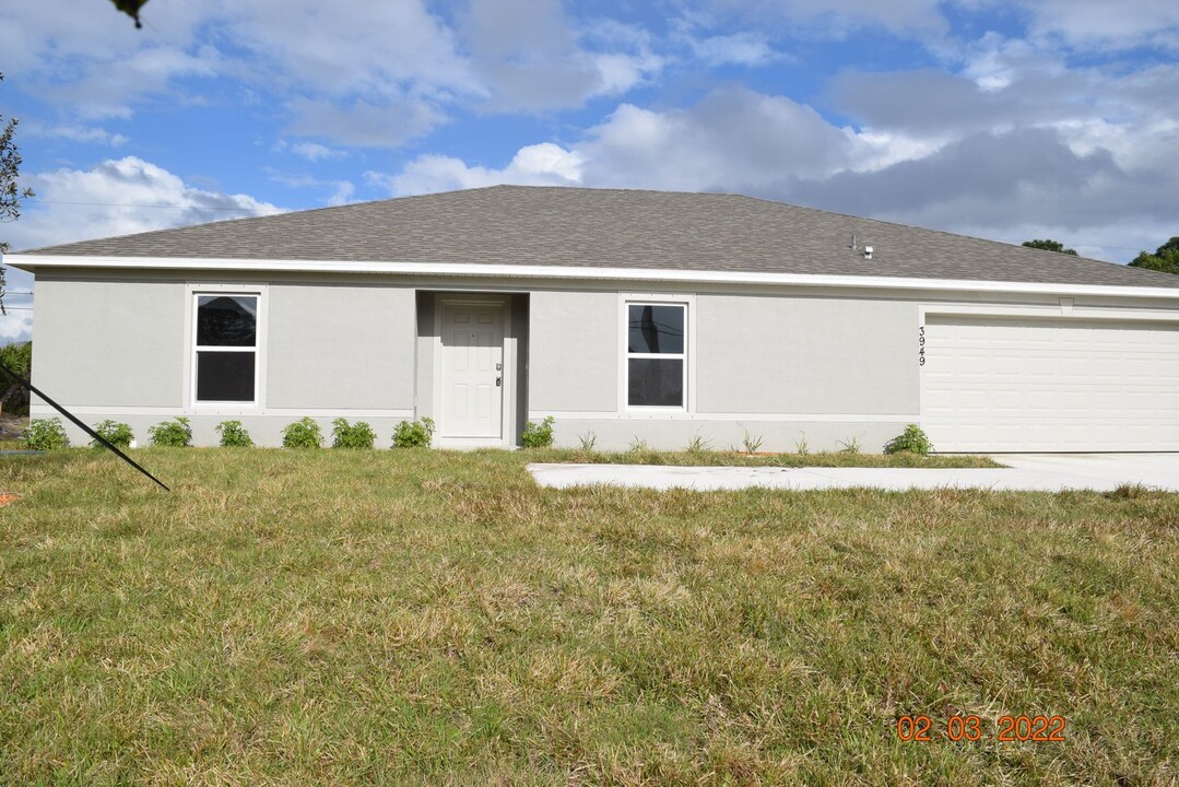 3949 SW Savona Blvd in Port St. Lucie, FL - Building Photo