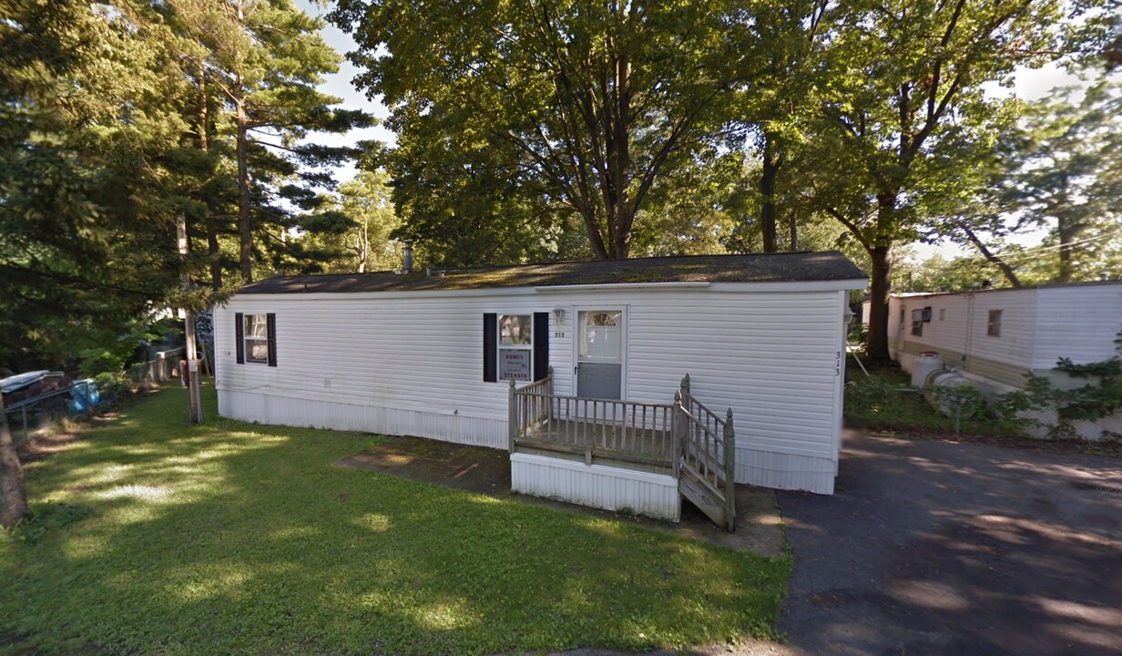 313 Boston Dr in Schenectady, NY - Building Photo