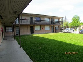 6301 Calhoun Rd in Houston, TX - Building Photo - Building Photo