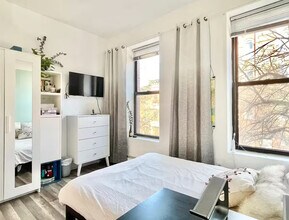 Furnished room/NOT APARTMENT, Unit 2FL in Brooklyn, NY - Foto de edificio - Building Photo
