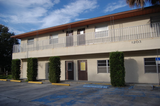 1203 S 33rd St in Fort Pierce, FL - Building Photo - Building Photo