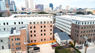 1300 OCH at H3C Apartments in New Orleans, LA - Foto de edificio - Building Photo