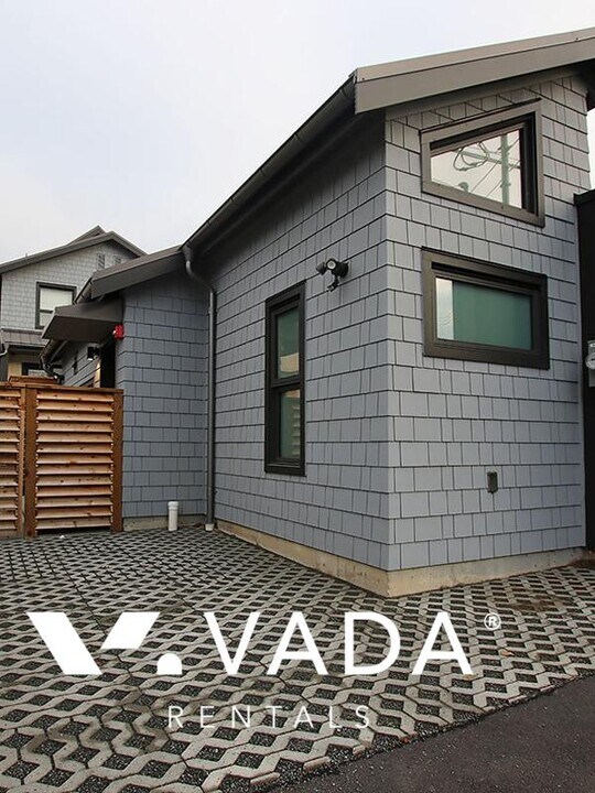 2060 W 44th Ave in Vancouver, BC - Building Photo
