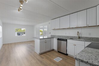 814 Roseapple Ave in Lady Lake, FL - Building Photo - Building Photo