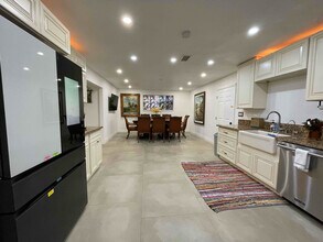 933 S Susan St in Santa Ana, CA - Building Photo - Building Photo