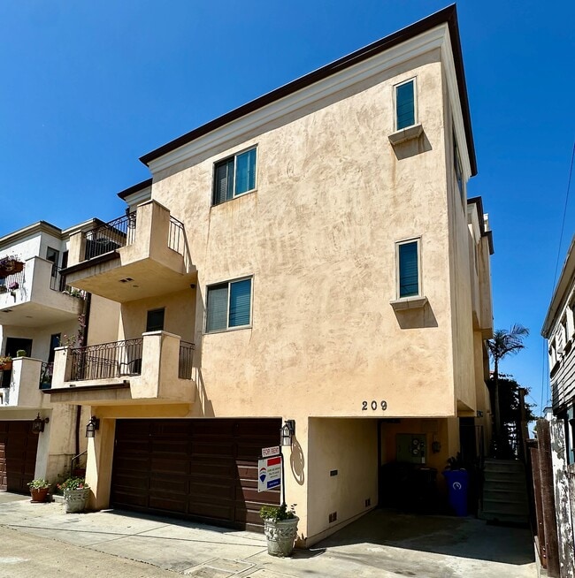 209 Crest Dr in Manhattan Beach, CA - Building Photo - Building Photo