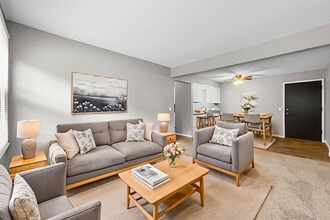 Trilein Village Apartments in Ankeny, IA - Foto de edificio - Building Photo