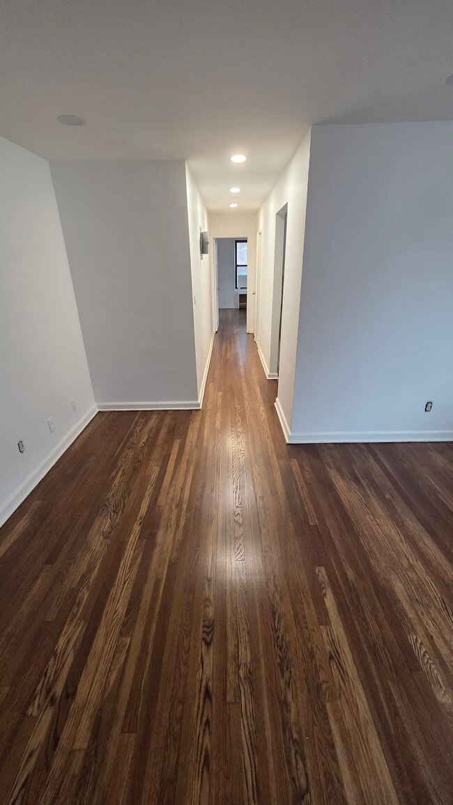 165 Vroom St, Unit 2J in Jersey City, NJ - Foto de edificio - Building Photo