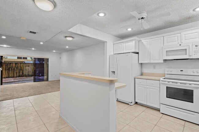 3320 Simms St in Hollywood, FL - Foto de edificio - Building Photo