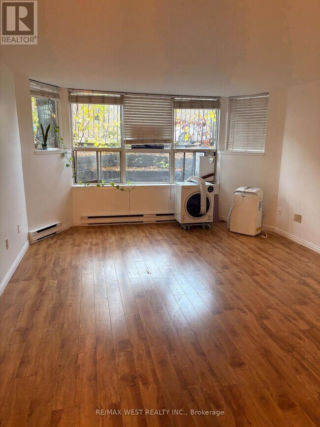 1061 Bathurst St in Toronto, ON - Building Photo - Building Photo