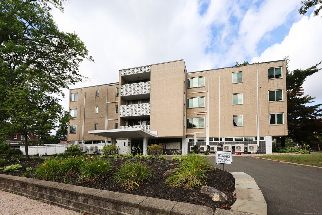 5 Bishop Rd in West Hartford, CT - Building Photo