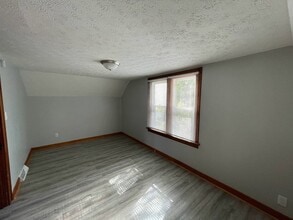 1008 Elwell Ct in Akron, OH - Building Photo - Building Photo