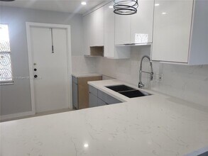 4700 Washington St, Unit 404 in Hollywood, FL - Foto de edificio - Building Photo