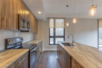 11 Edgewater Cir in East Hampton, CT - Building Photo - Building Photo
