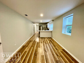 2731 W St Georges Ct, Unit 1 in Chicago, IL - Foto de edificio - Building Photo