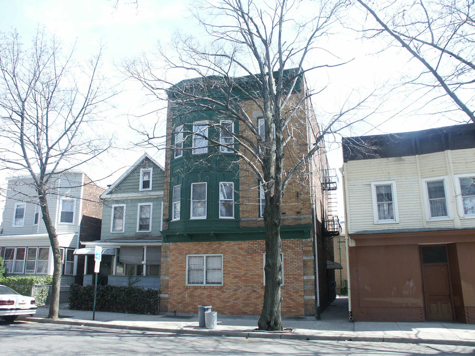 136 9th St in Passaic, NJ - Building Photo