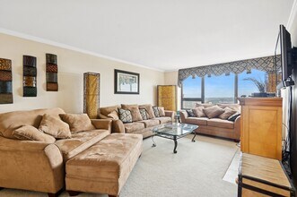 3930 N Pine Grove Ave in Chicago, IL - Building Photo - Building Photo