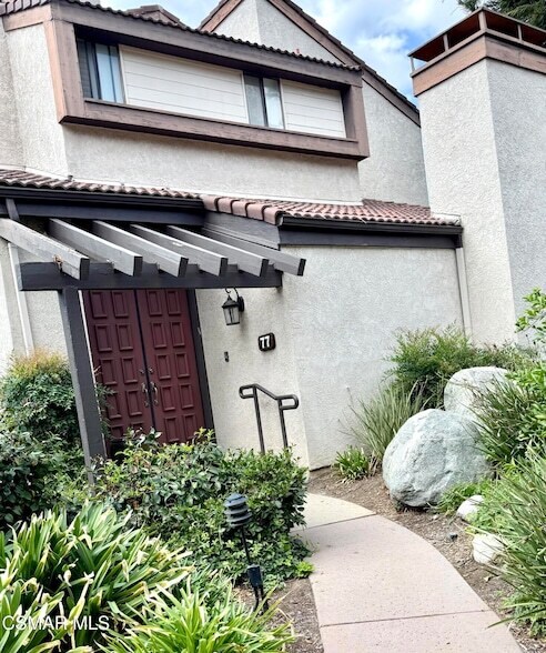 21801 Burbank Blvd in Los Angeles, CA - Building Photo