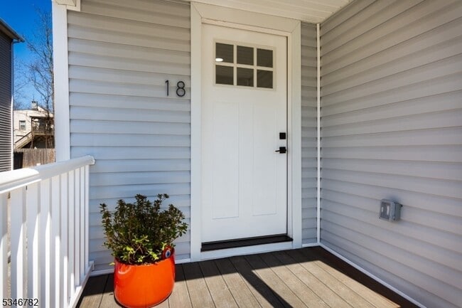 18 Talbot St, Unit 2 in Montclair, NJ - Building Photo - Building Photo