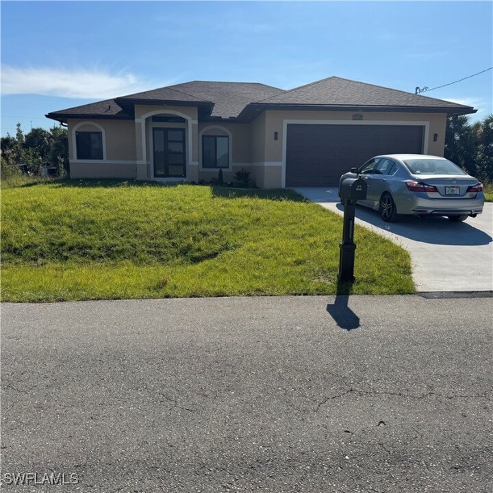 2805 24th St W in Lehigh Acres, FL - Building Photo