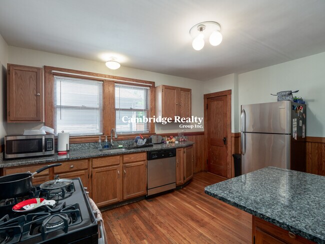 54 Upland Rd, Unit 2 in Somerville, MA - Foto de edificio - Building Photo