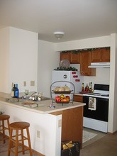 Metro Management - Somerset Square Apartments in Columbus, OH - Building Photo - Building Photo