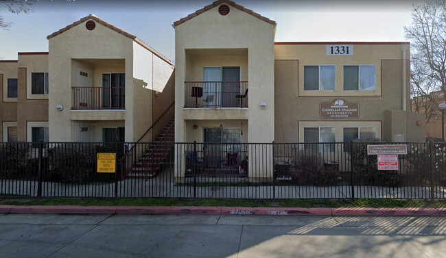 Camellia Village Apartments in Bakersfield, CA - Foto de edificio - Building Photo