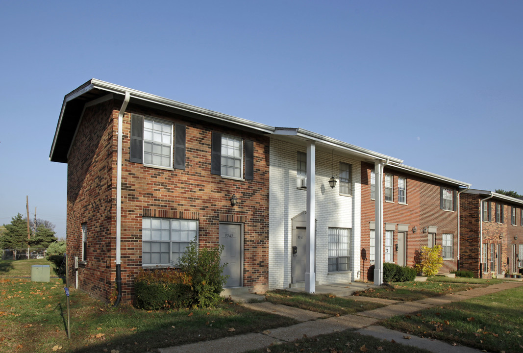 Madelaine Manor in Berkeley, MO - Building Photo