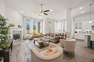 12329 Mesa Verde Dr in Austin, TX - Foto de edificio - Building Photo